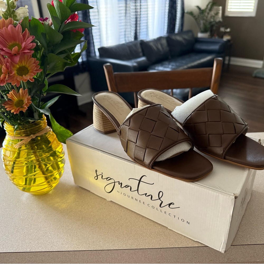 Journee Signature Women’s Kelle Brown sandals